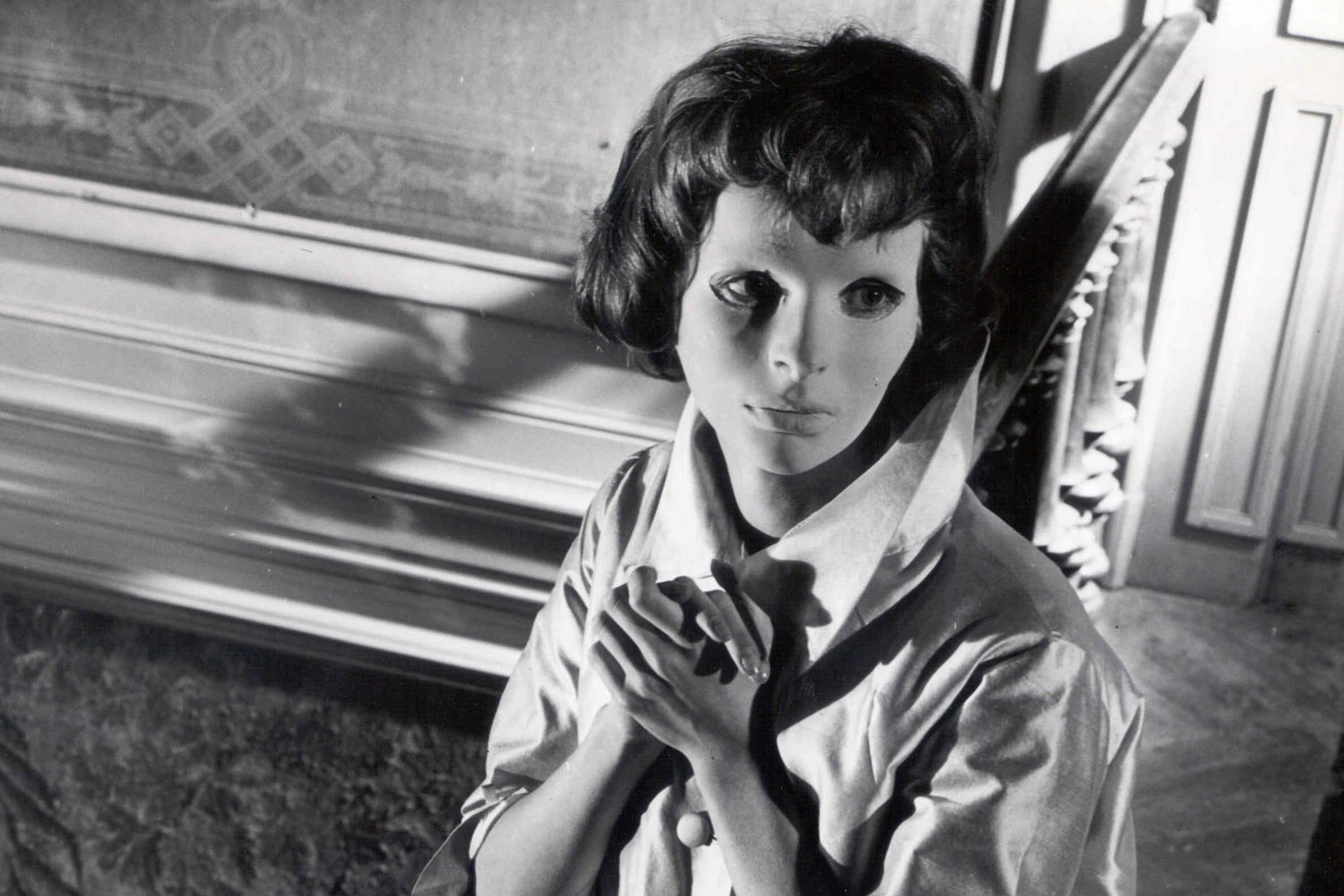 Still from the 1960 film Les Yeux Sans Visage picturing Édith Scob 