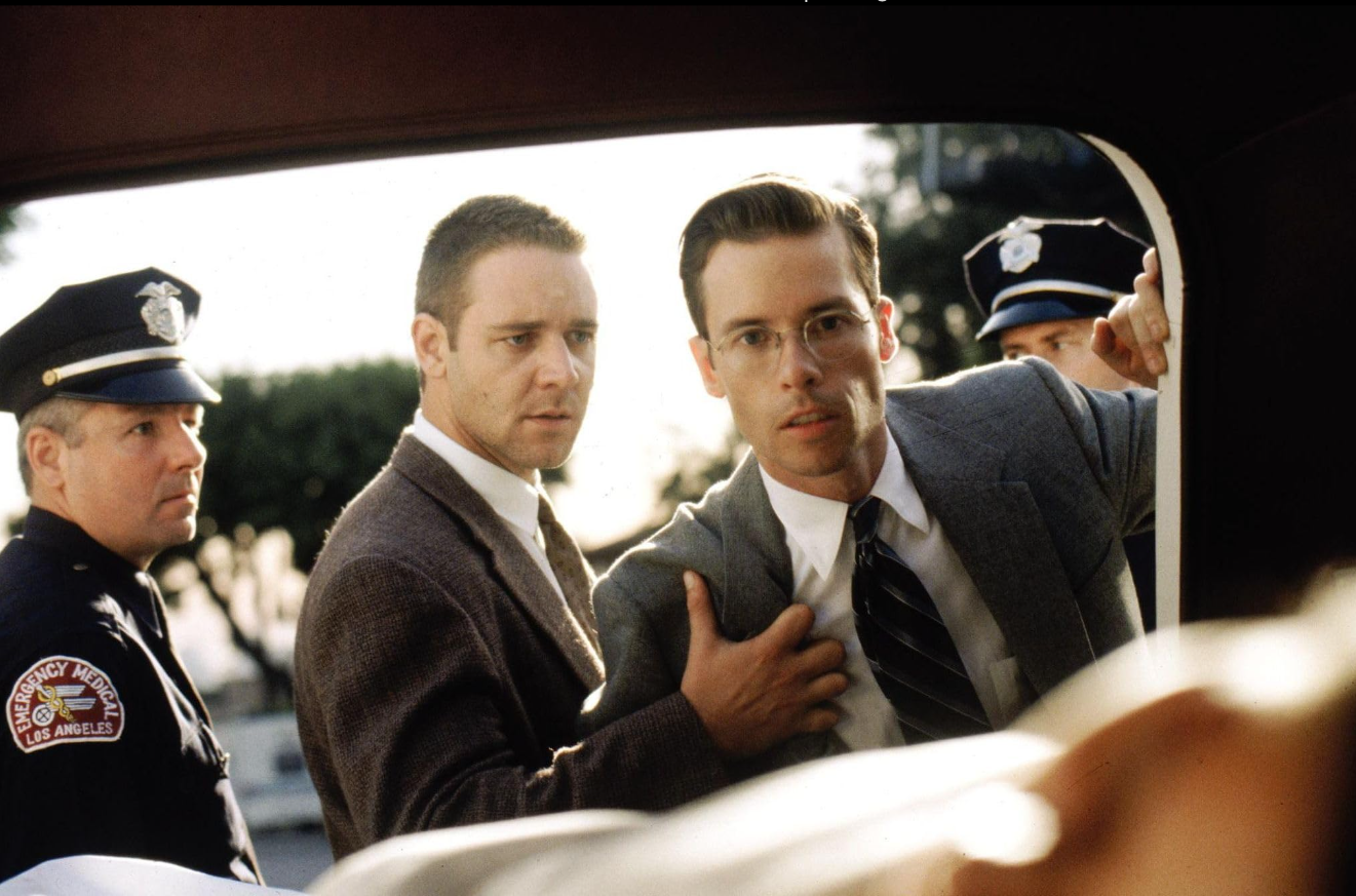 Still of Russell Crowe and Guy Pierce from L.A. Confidential, 1997.