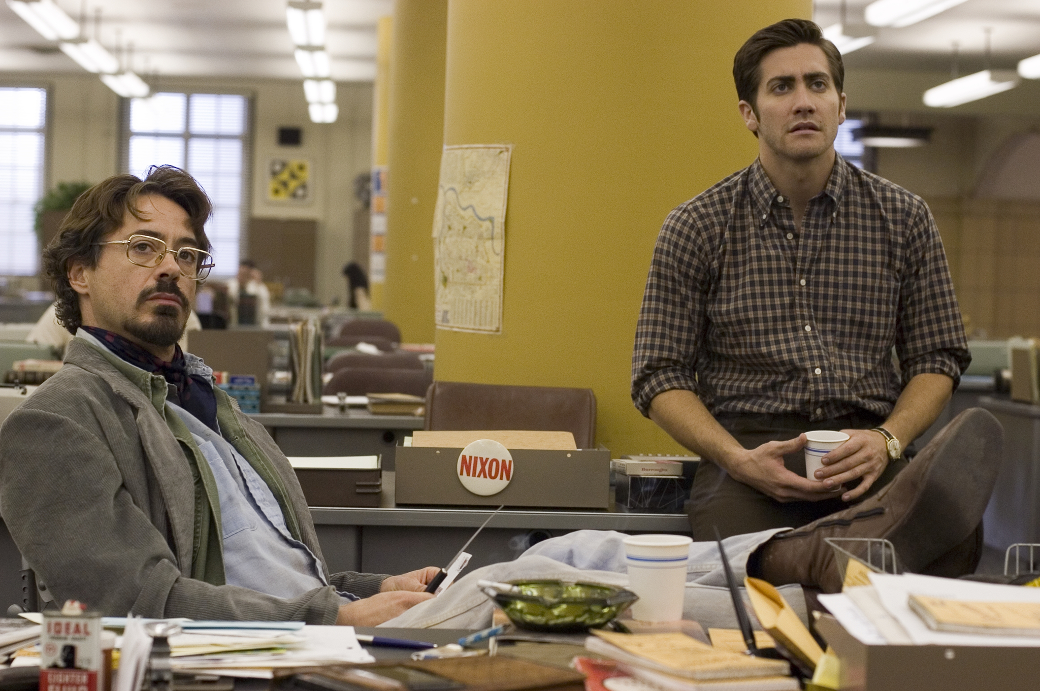 Still of Robert Downey Jr. and Jake Gyllenhaal from Zodiac, 2007.