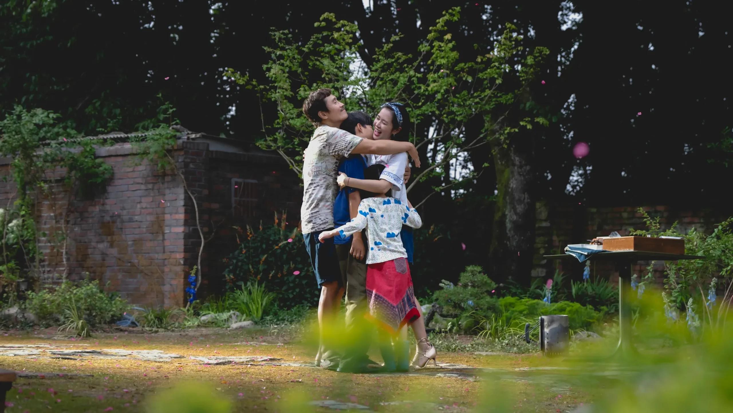 Son Ye-jin, Lee Byung-hun, Woo Seung-Kim, and So Yul Choi, as Yoo Man-su, Lee Mi-ri, Si-one, and Ri-one in No Other Choice (c) CJ Entertainment