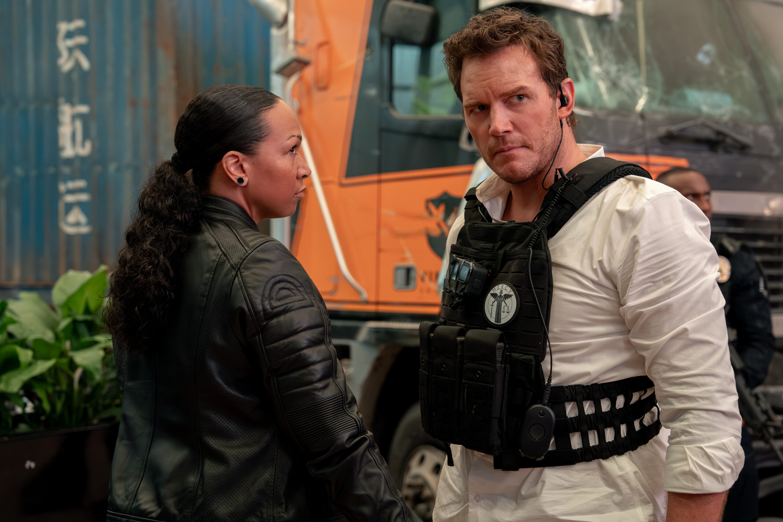 Kali Reis as Ana and Chris Pratt as Chris Raven in MERCY