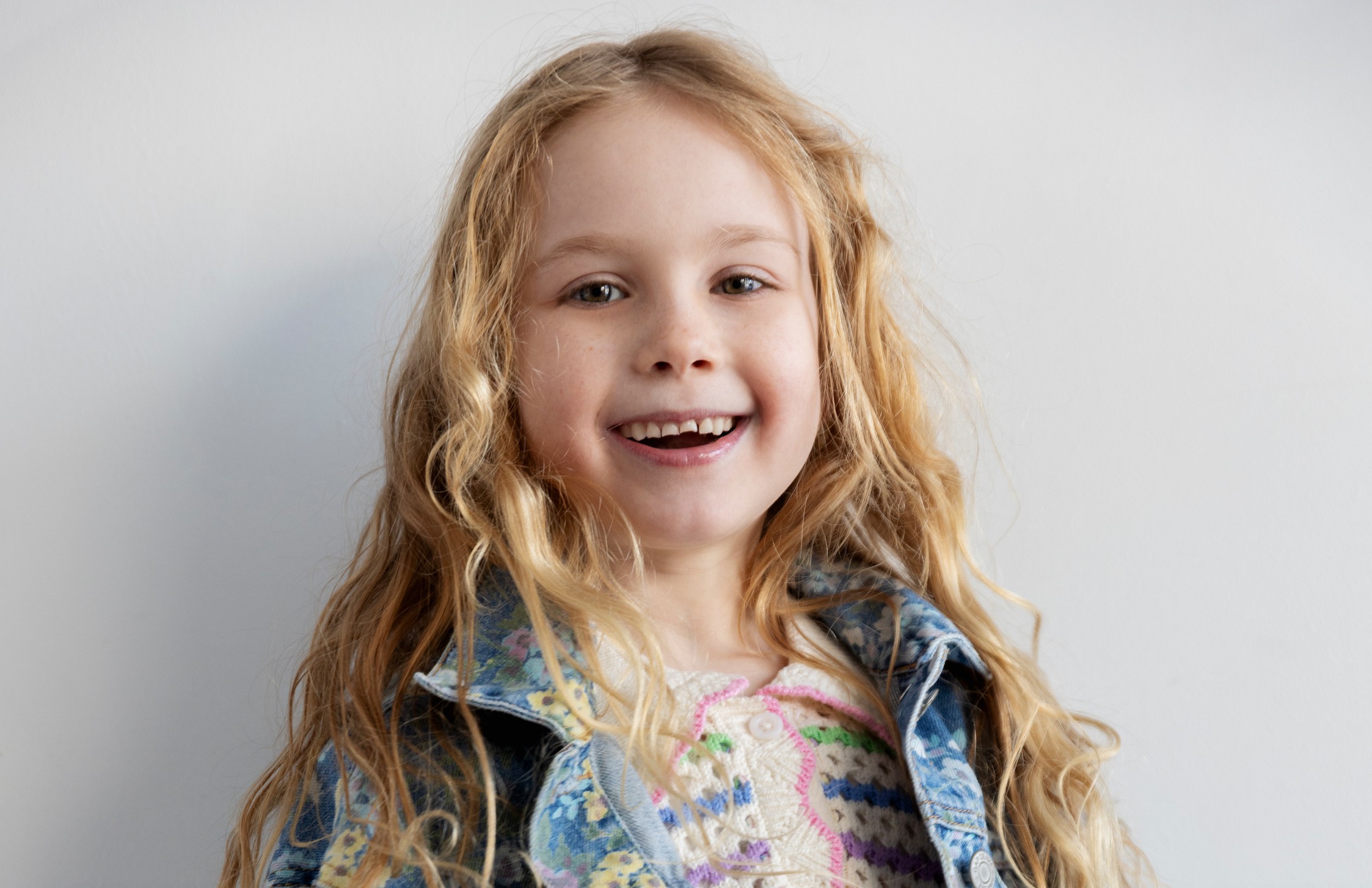 Interview: Zoe Kosovic Has Fun in Reminders of Him Actress Zoe Kosovic, who stars in Reminders of Him, poses for a headshot photo in front of a gray background.